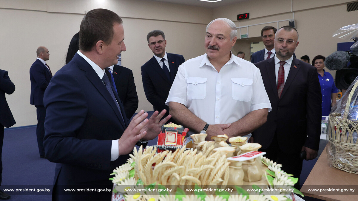 Лукашенко попробовал белорусский сыр с плесенью и он ему не понравился 