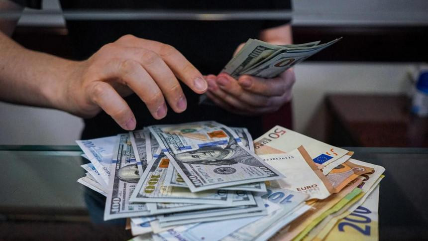 На торгах 23 мая евро подешевел, доллар, российский рубль, юань подорожали