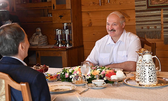 Лукашенко в загородной резиденции напоил зампредседателя Китая чаем с вареньем