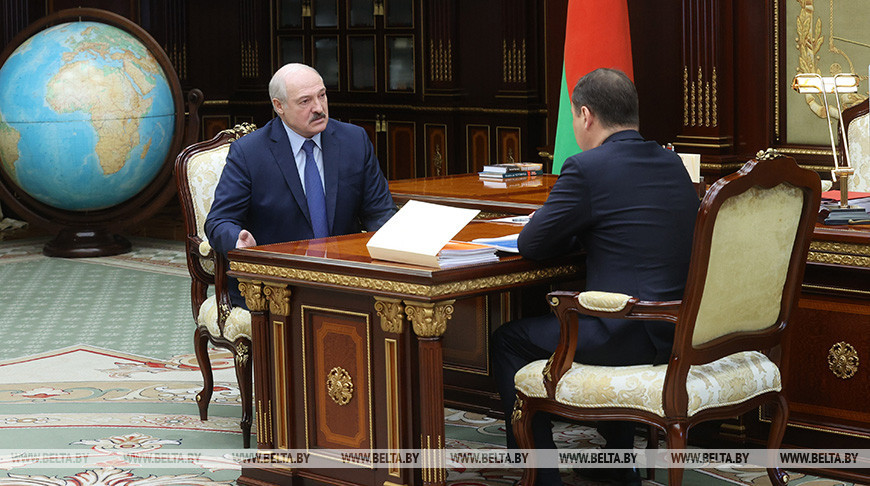 Работа экономики, ответ на санкции, развитие чернобыльских территорий - Лукашенко принял с докладом Головченко