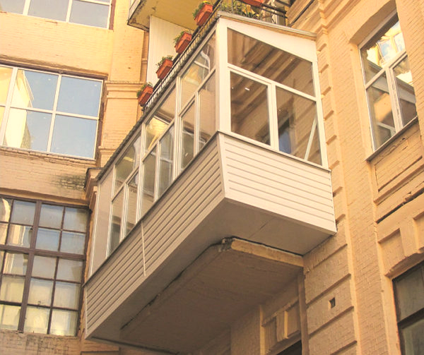 В Рогачеве 3-летняя девочка выпала с балкона на четвертом этаже