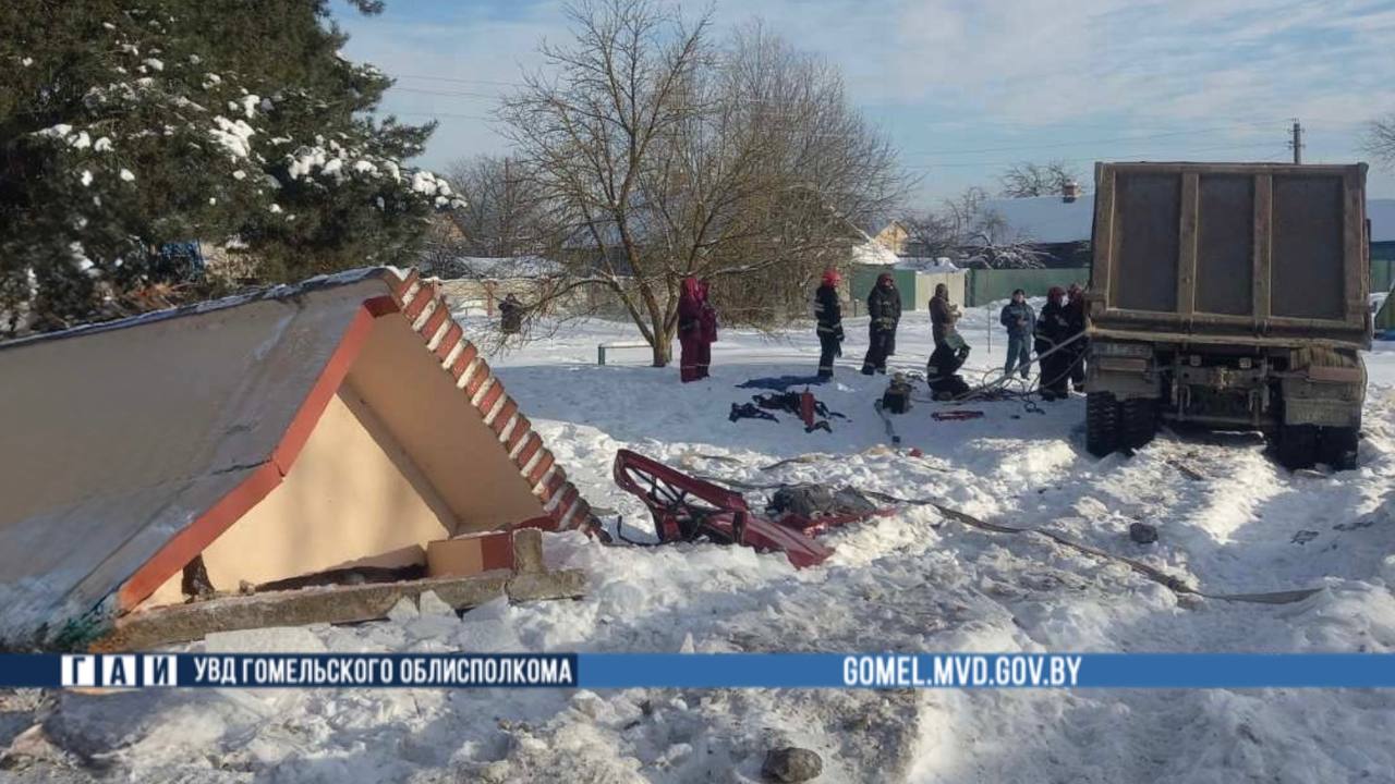 Грузовик снес остановку общественного транспорта под Гомелем