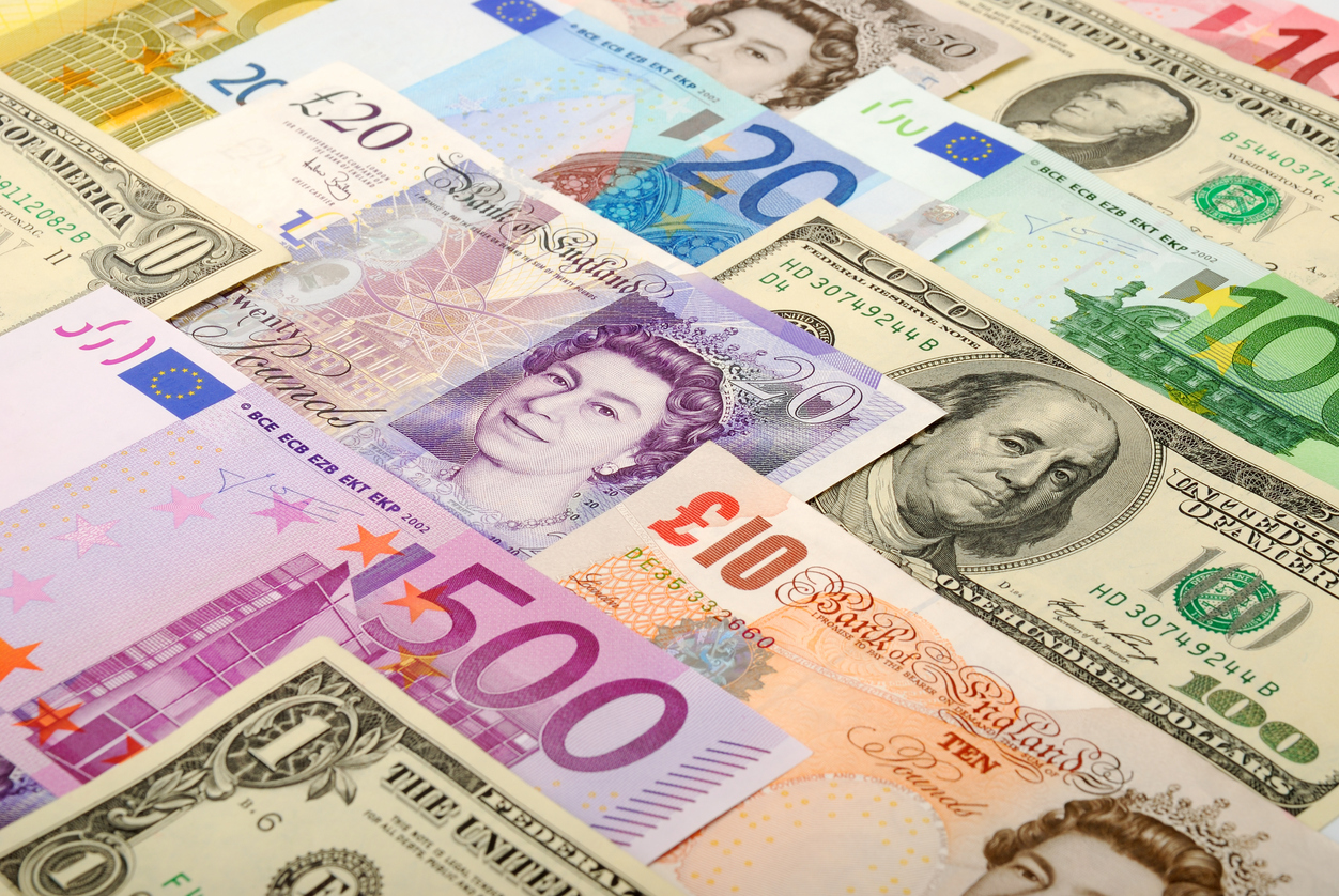 Евро, доллар и рубль подешевели