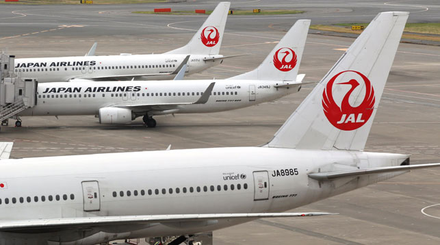 В Токио самолет с пассажирами загорелся при взлете