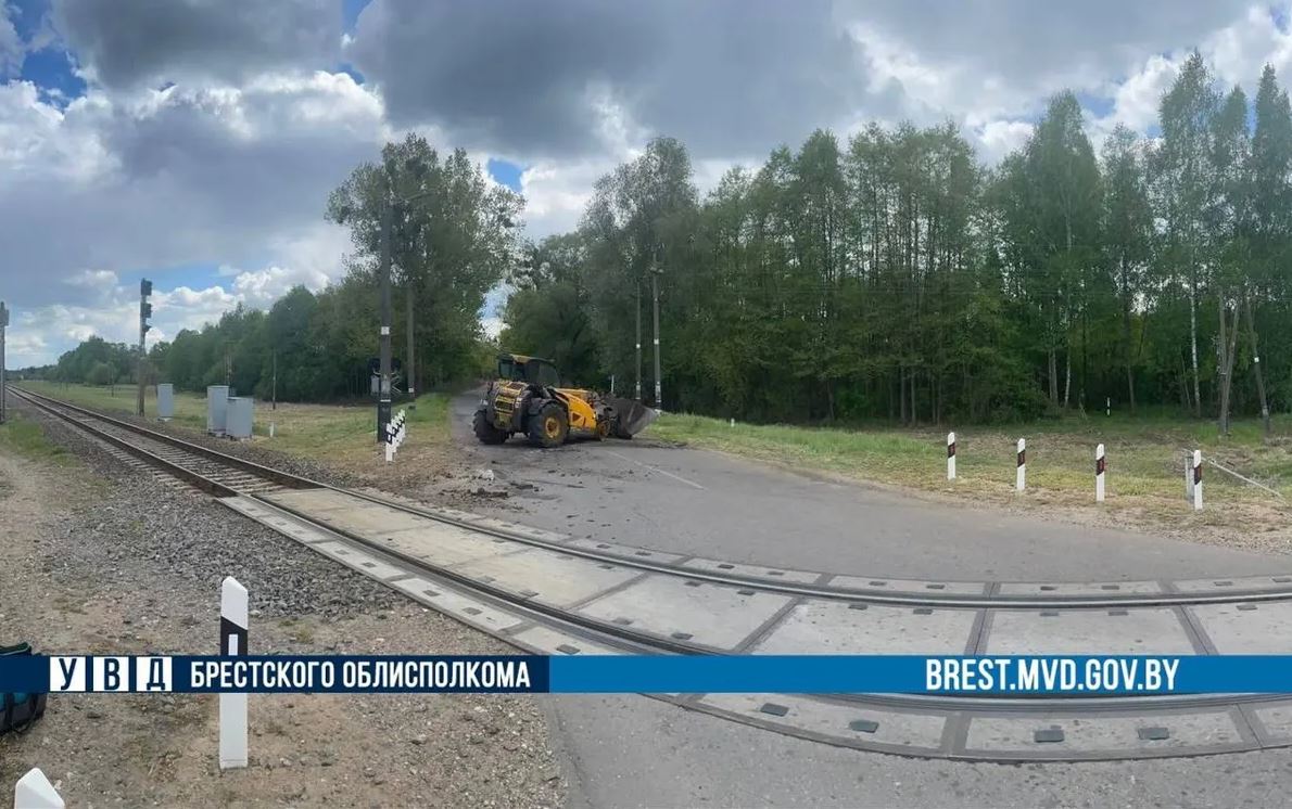 Трактор столкнулся с поездом Брест-Гомель под Брестом 11 мая