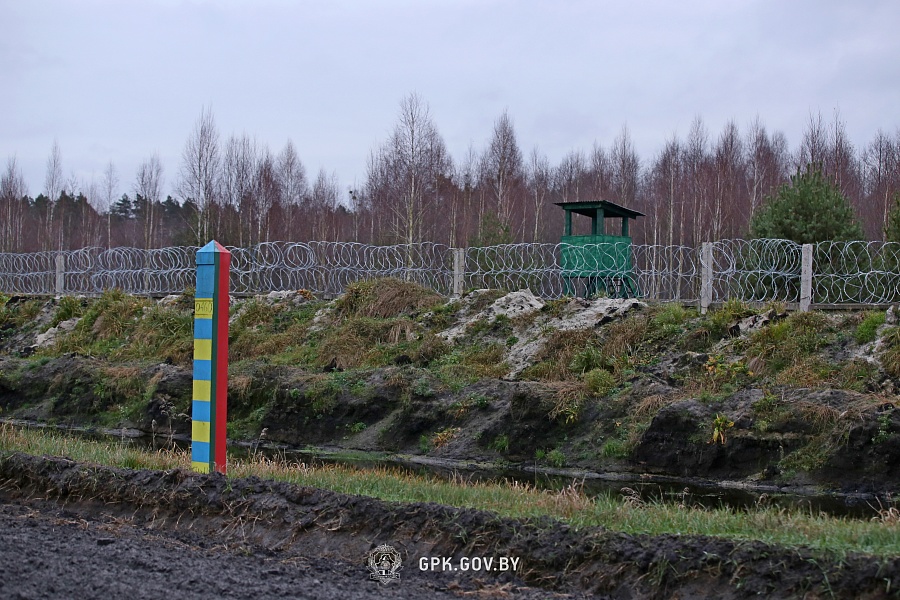 Видео. Госпогранкомитет показал, как выглядит забор, который строит Украина на границе с Беларусью