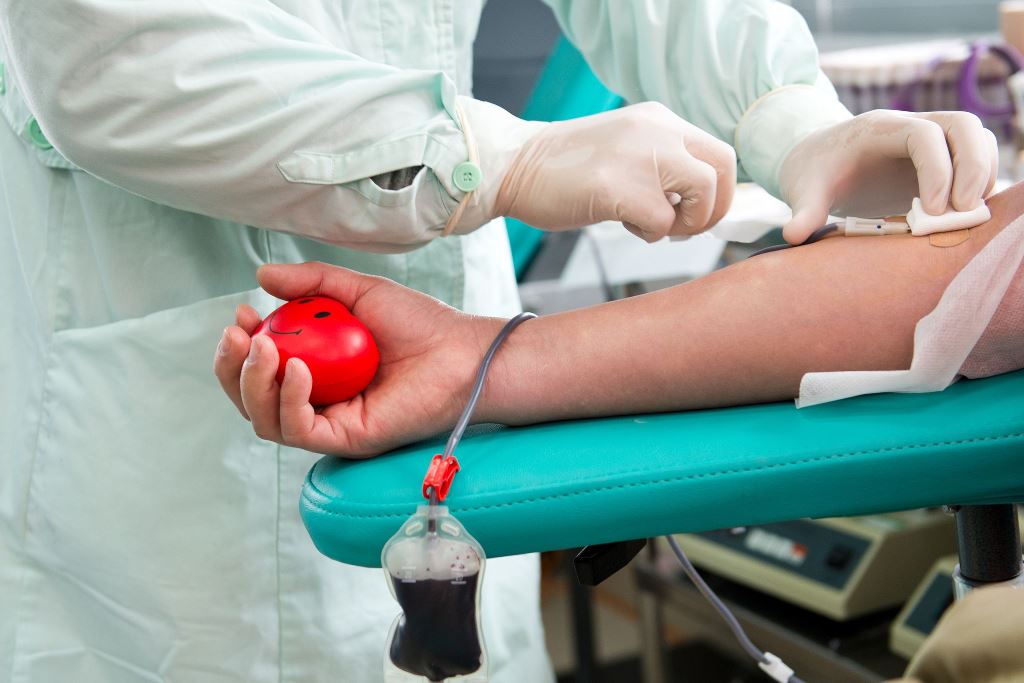 Белорусский трансфузиолог сказал, что доноры живут на 10 лет дольше