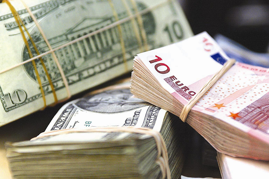 Евро и российский рубль на торгах 6 декабря подешевели, доллар подорожал