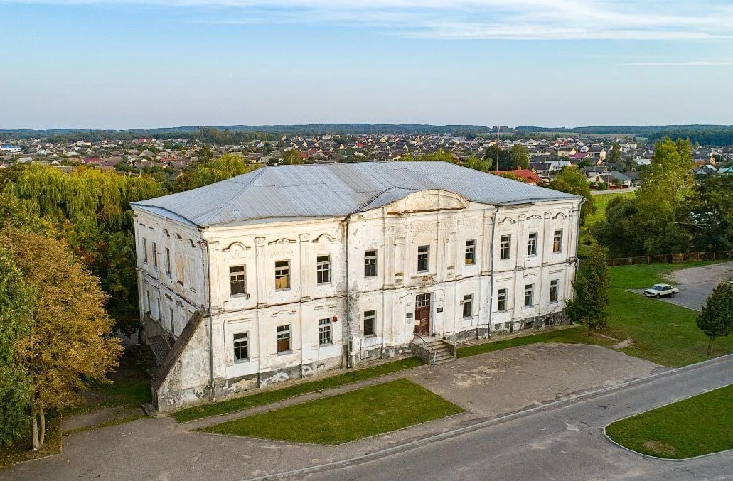 Уникальный дворец Радзивиллов в белорусском Дятлово купили всего за $40