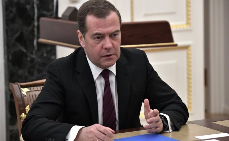 Медведев призвал приостановить дипотношения с Евросоюзом