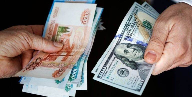 В последний день первого полугодия зимы на торгах российский рубль подорожал, евро, доллар и юань подешевели