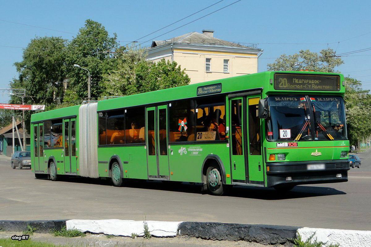 Видео. В Гомеле городской автобус ехал прямо по тротуару с пешеходами |  Телерадиокомпания Гомель