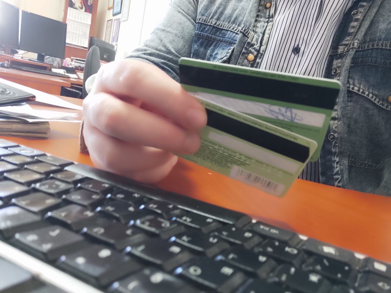 Появилась новая схема мошенников, по которой белорусам предлагают застраховать банковскую карту