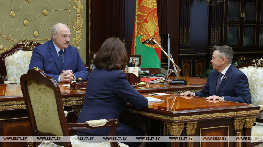 "Нутром чую, что есть нефть". Лукашенко рассчитывает нарастить добычу нефти в Беларуси до 3-3,5 млн т