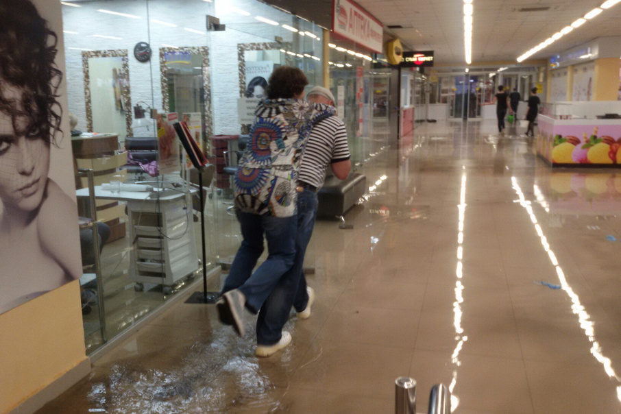 В Светлогорске затопило торговый центр