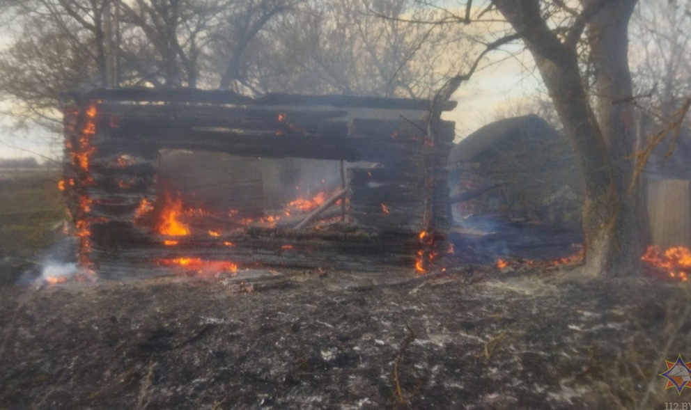 Житель Брагина сжигал бытовой мусор, а спалил хозпостройку и часть дома