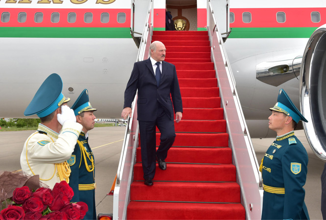 Александр Лукашенко направился с рабочим визитом в Казахста