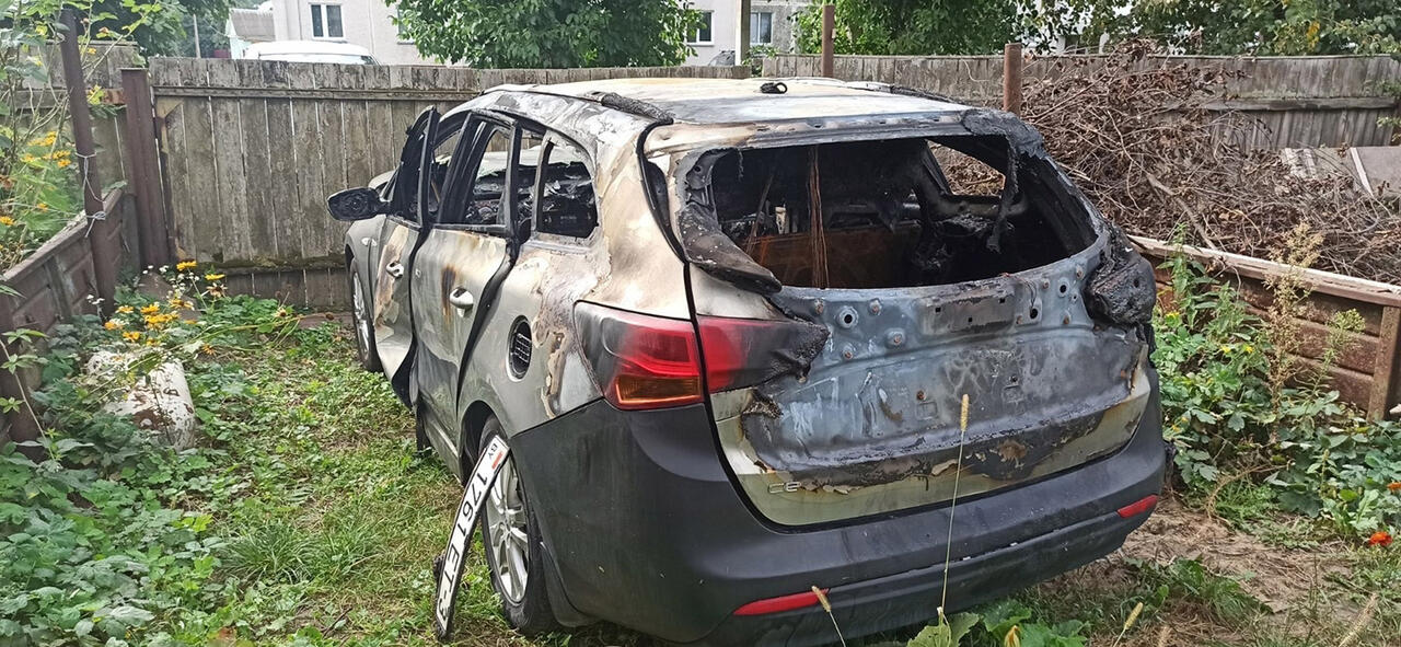 Пьяный 66-летний  Речичанин пытался сжечь себя вместе с авто, но в последний момент передумал, и с многочисленными ожогами выскочил из машины нападая с ножом на пожарных