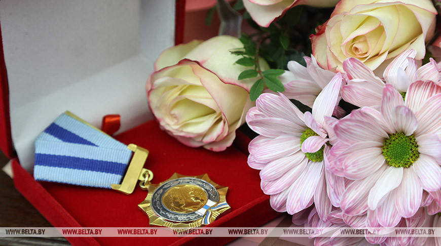 Лукашенко наградил 242-х женщин Орденом Матери