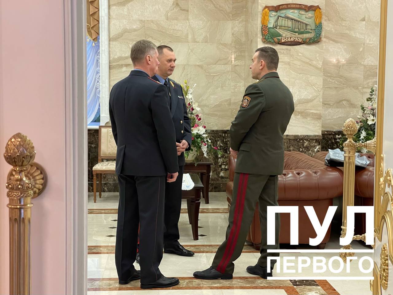 Лукашенко обсуждает оперативную обстановку в Беларуси с руководством МВД во Дворце Независимости