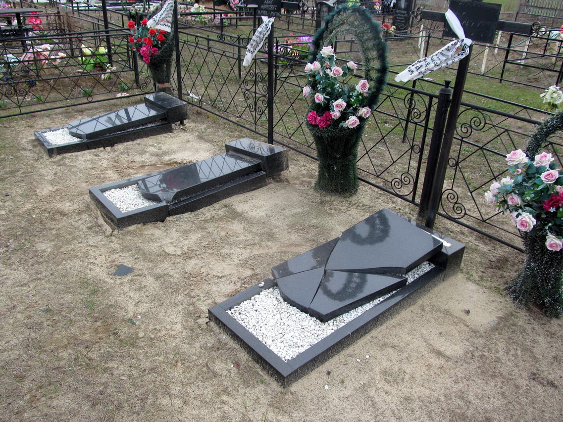 Вандалы разрушили два десятка надгробных памятников на кладбище в Речицком районе