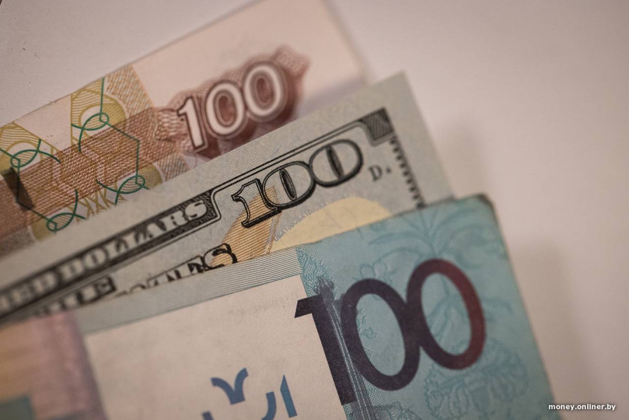 Российский рубль и доллар подорожали, евро и юань подешевели на торгах 17 мая