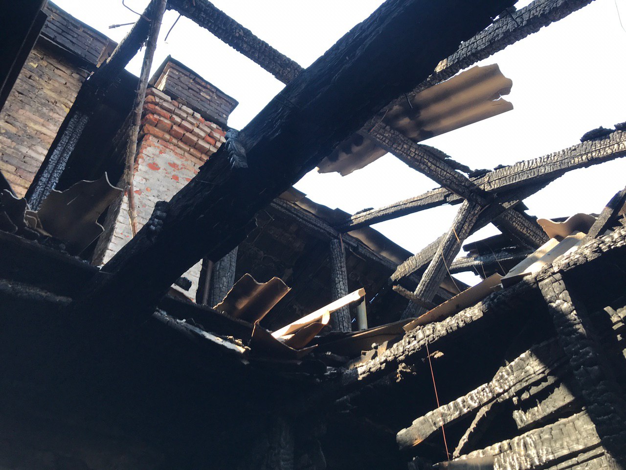 На Гомельщине в нежилом доме сгорел 43-летний мужчина. Обгоревшее тело нашли на чердаке