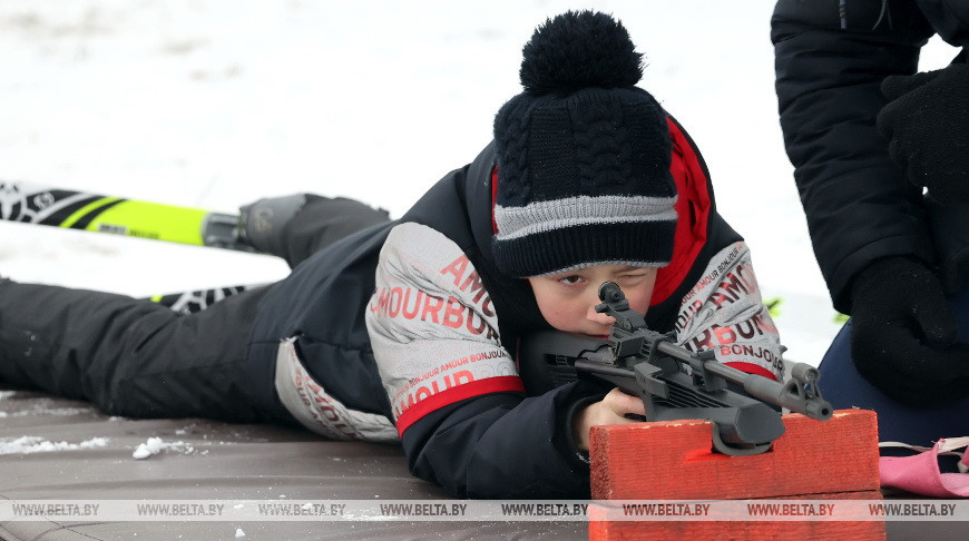 На Гомельщине на региональный старт по биатлону вышло около 500 юных «снежных снайперов»