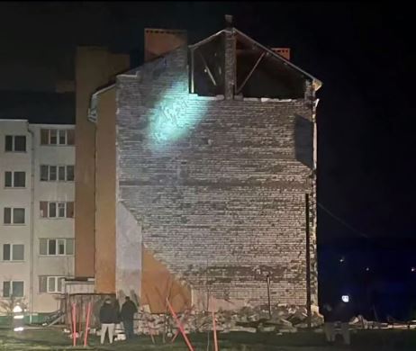 Видео. В Гомеле из-за урагана, 2 апреля, в жилом доме рухнула стена