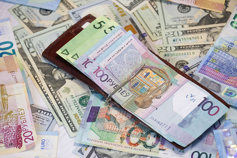 В последний торговый день марта доллар подорожал, юань и российский рубль подешевели
