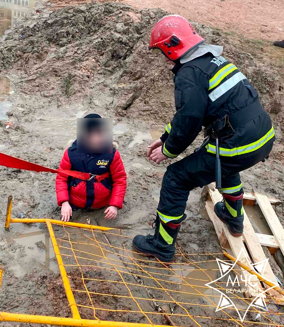 В Минске МЧС тросом тянули из грязи школьника