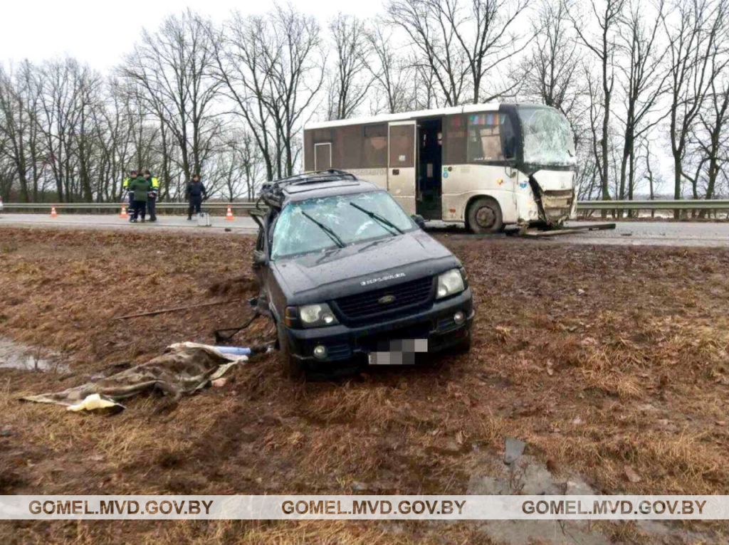 В Рогачевском районе легковушка врезалась в автобус. Один человек погиб, пятеро госпитализированы