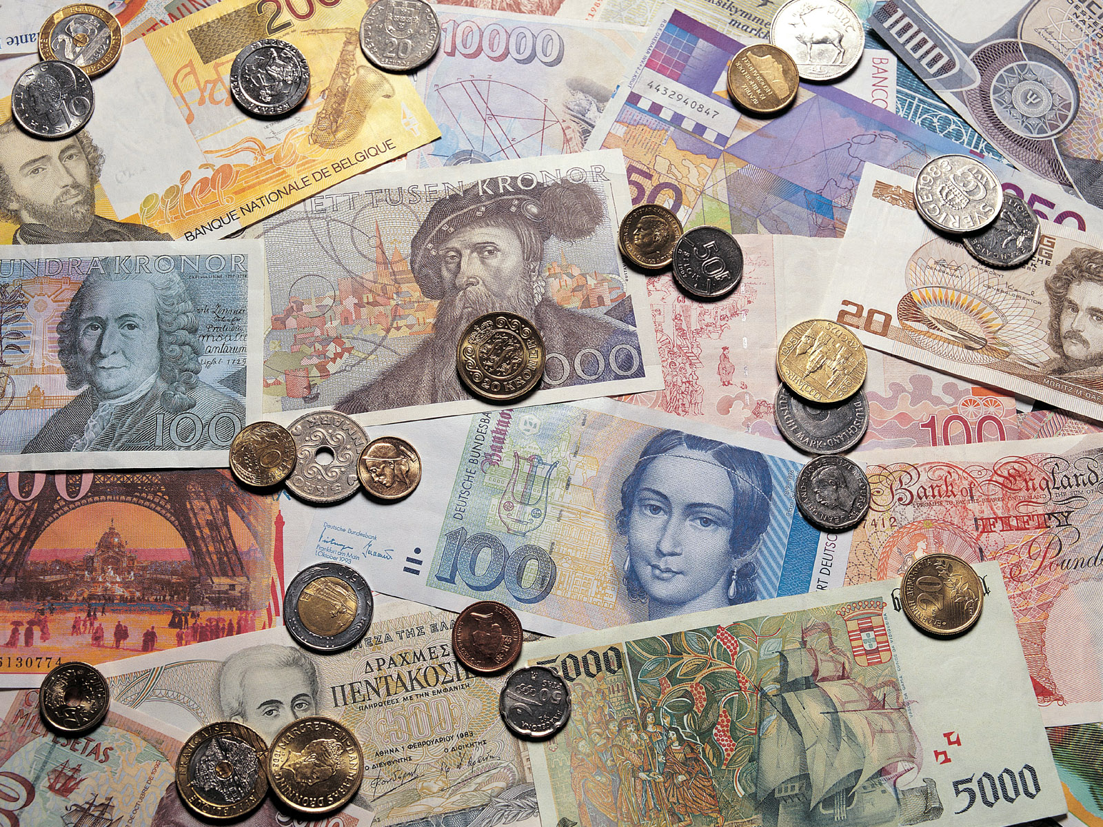 Доллар подешевел, а евро и рубль выросли