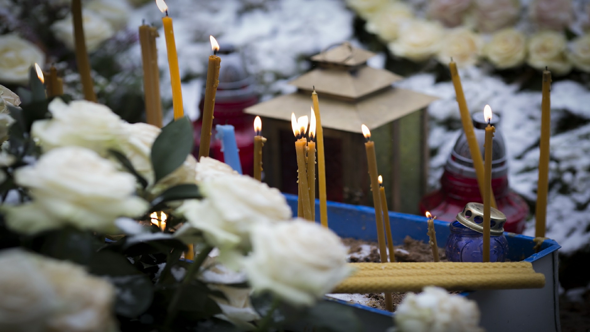 «Святые родители, идите к нам хлеба и соли кушать, старые и малые». Православные верующие празднуют день поминовения Радуницу 21 апреля