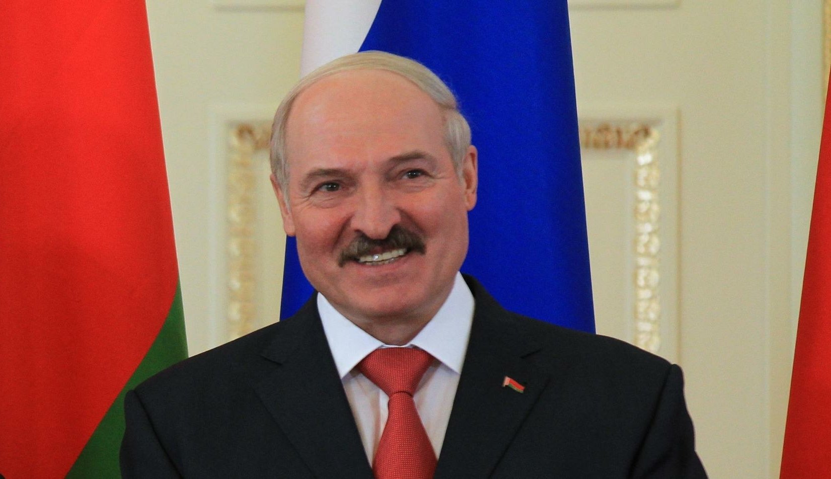 Президент поздравил белорусок с наступающим Днём женщин