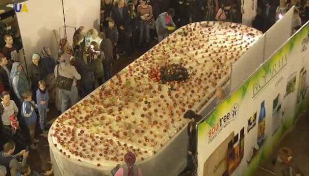 В Киеве приготовили вегетарианский торт весом в 2 тонны