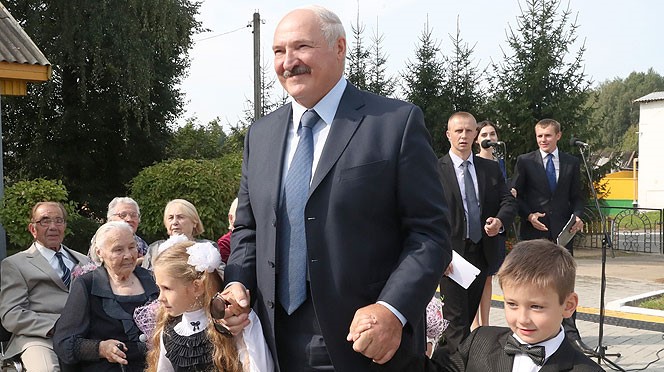 Александр Лукашенко поздравил школьников с Днем знаний