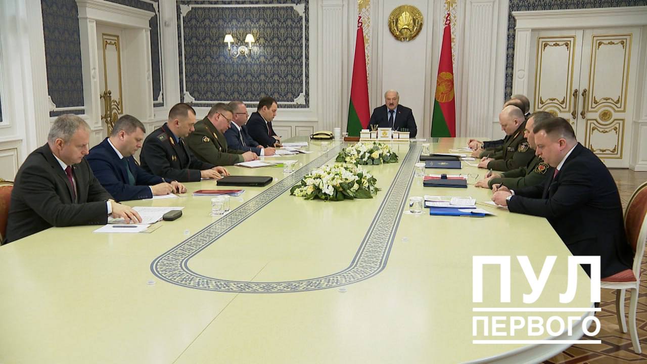 27 февраля Лукашенко проводит в своем кабинете совещание с силовиками в узком составе 