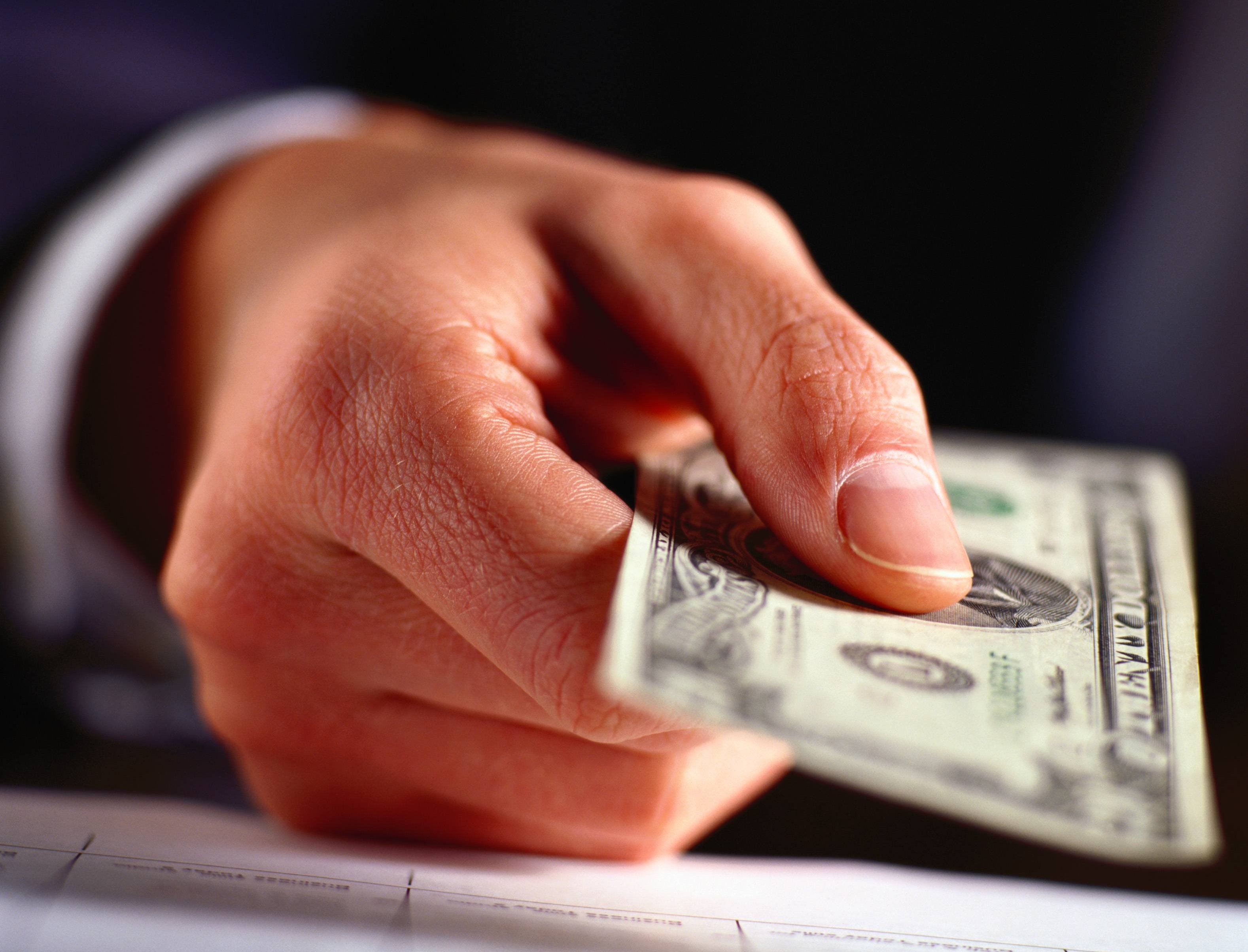 Гражданин Молдовы попытался дать взятку сотруднику ГАИ - видео