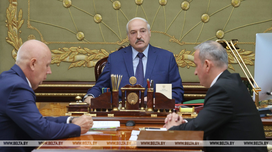 "По крайней мере до агрогородков" - Лукашенко наказал транспортникам не забывать о местных дорогах