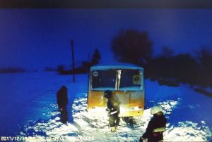 В Брагинском районе спасатели достали из снега школьный автобус. Видео