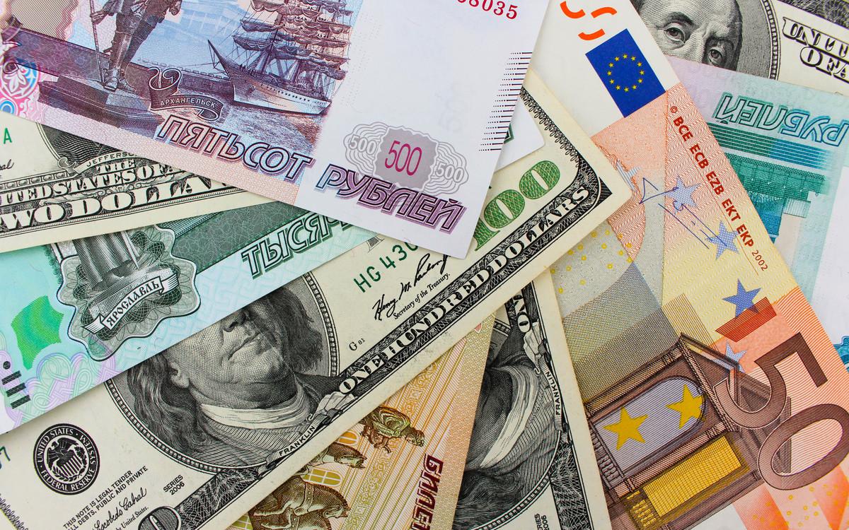 В последний торговый день месяца евро и российский рубль подешевели, доллар и юань подорожали