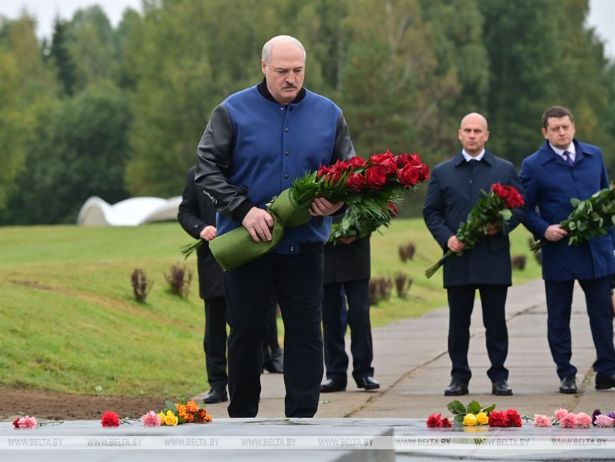 Лукашенко обратился к белорусам в день 80-летия трагедии Хатыни