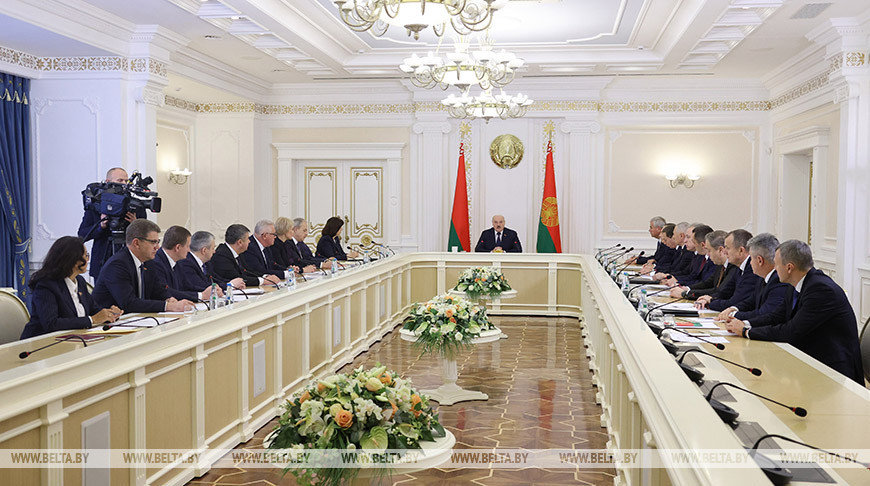 Лукашенко объяснил белорусам, почему надо сжать зубы и делать так, как он говорит