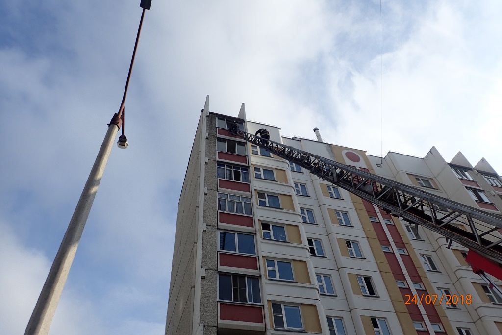 Спасатели сняли 5-летнюю девочку с открытого окна на 9-м этаже - ВИДЕО