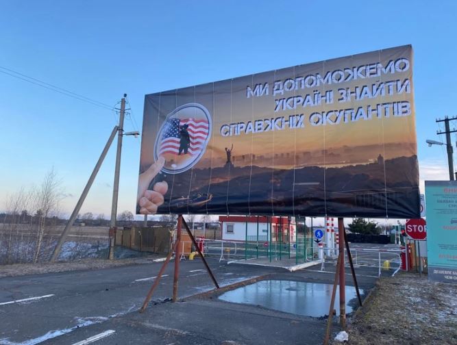 Видео. Беларусь выставила на границе с Украиной антивоенные билборды