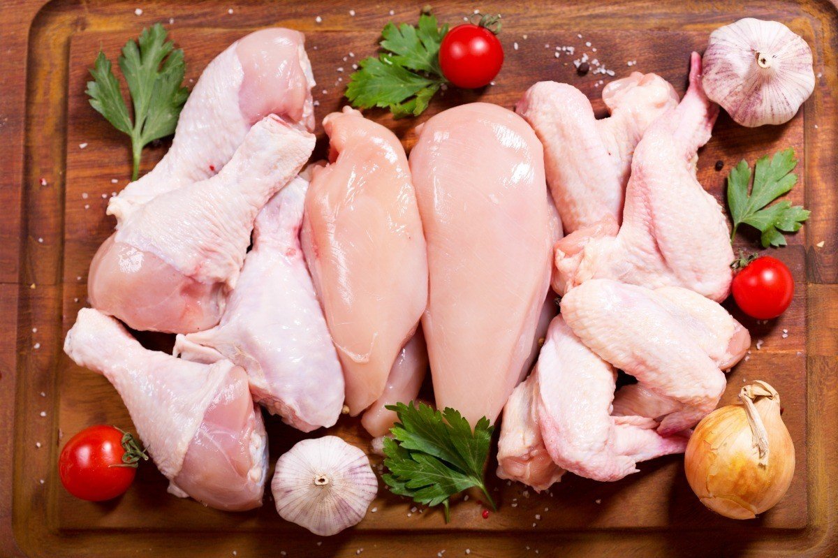 В Беларуси запретили разделывать тушки куриц в магазинах