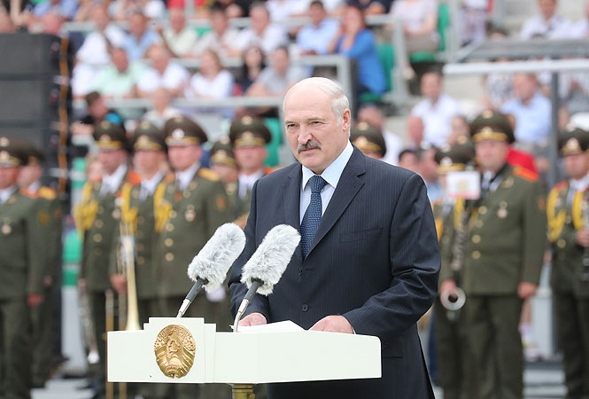 Лукашенко поздравил с Днем молодежи юношей и девушек Беларуси