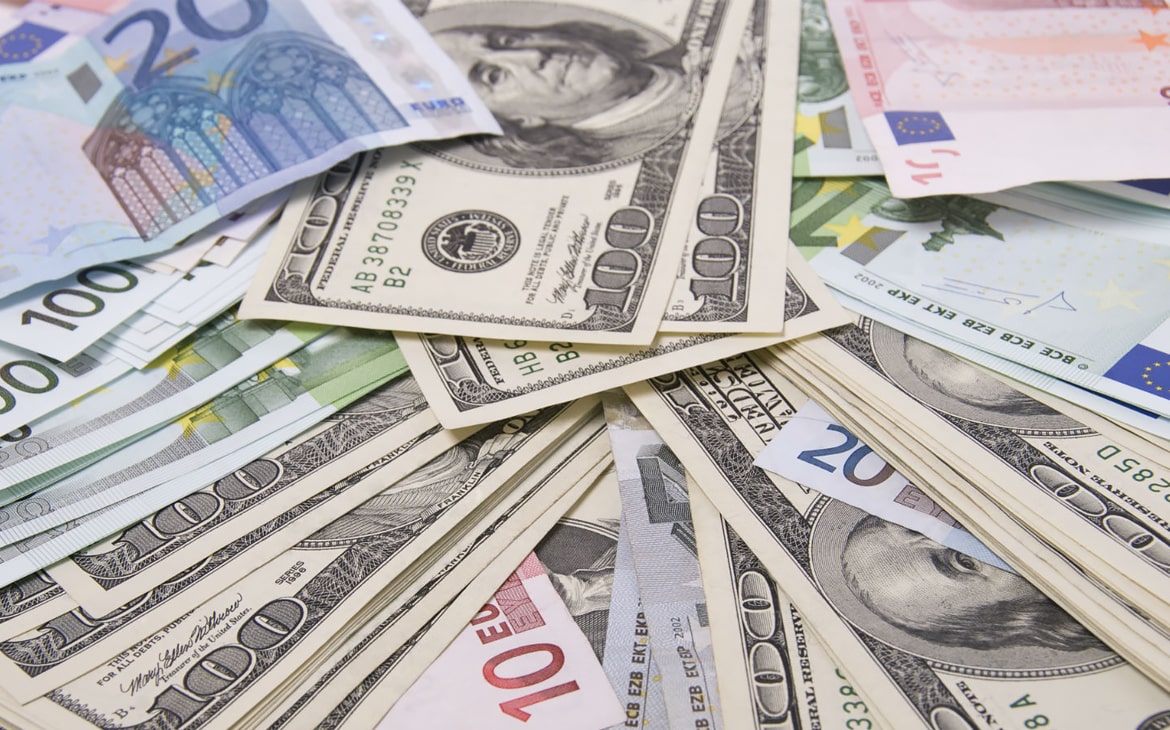 В Беларуси на торгах после выходных резко подорожали доллар и евро