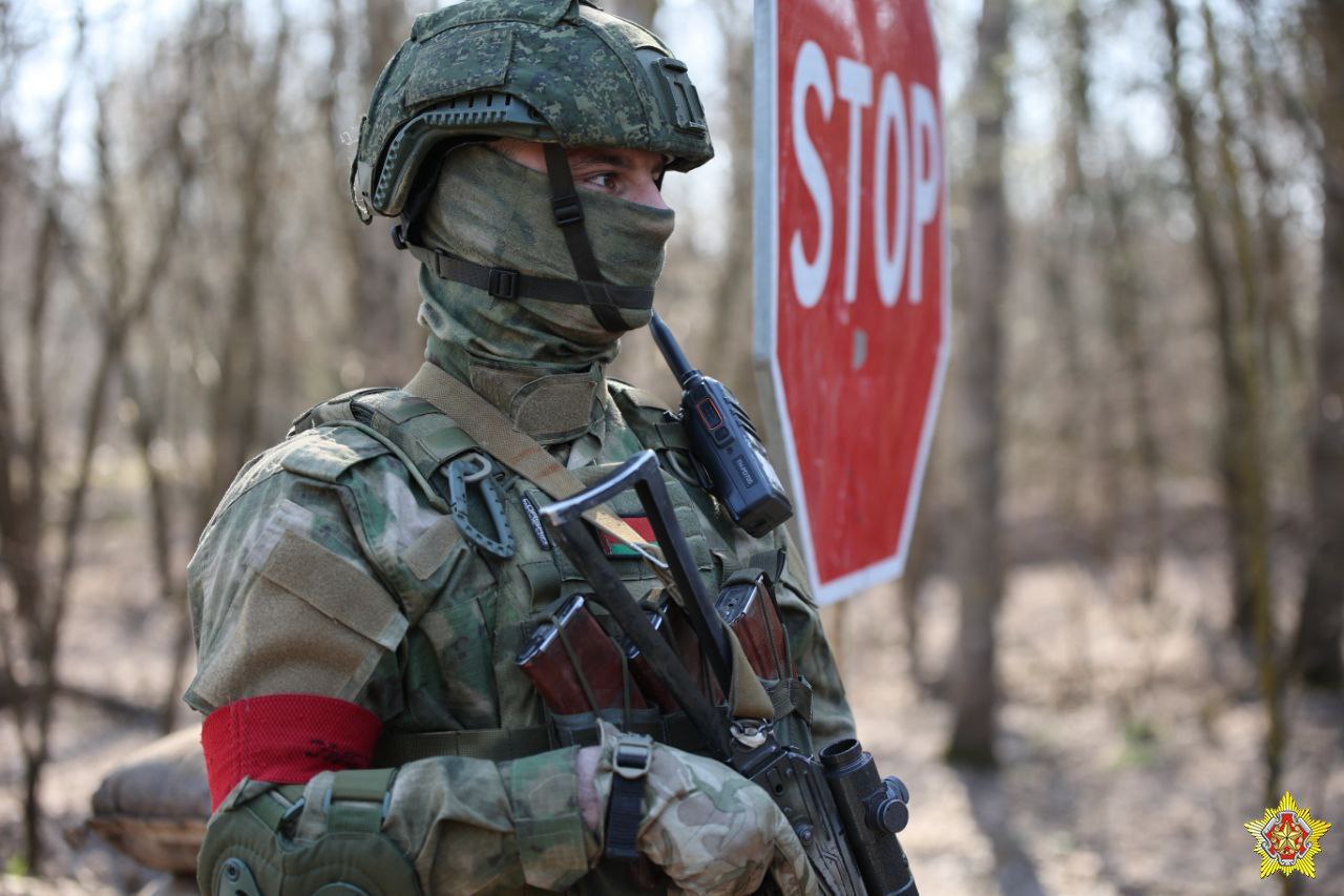 В Минобороны Беларуси сообщили, что совершена попытка нападения с взрывным устройством на группу военнослужащих